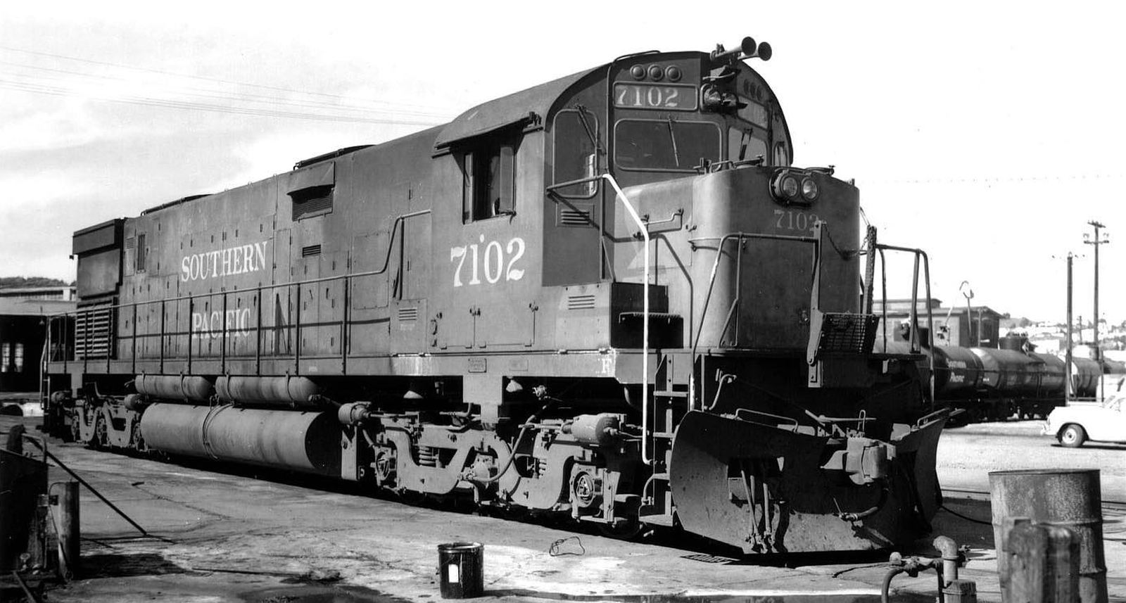 Southern Pacific Century 628 No. 7102 in July 1969 in Bayshore, California