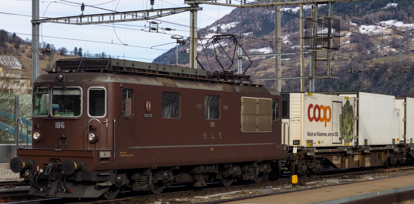 Re 425 186 “Leissigen” in February 2016 in Brig