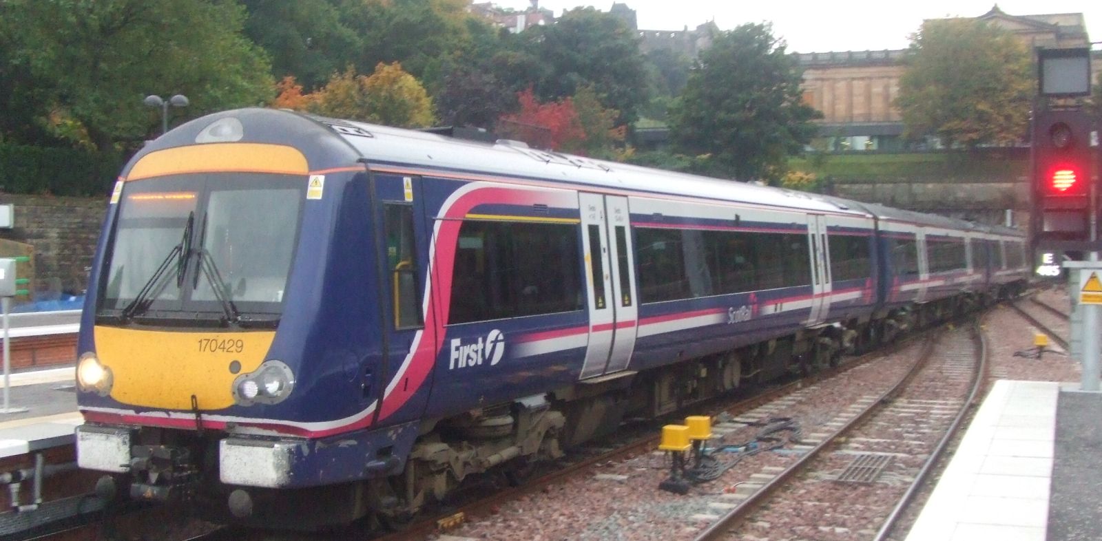 First ScotRail 170429 im Oktober 2007 in Edinburgh Waverley