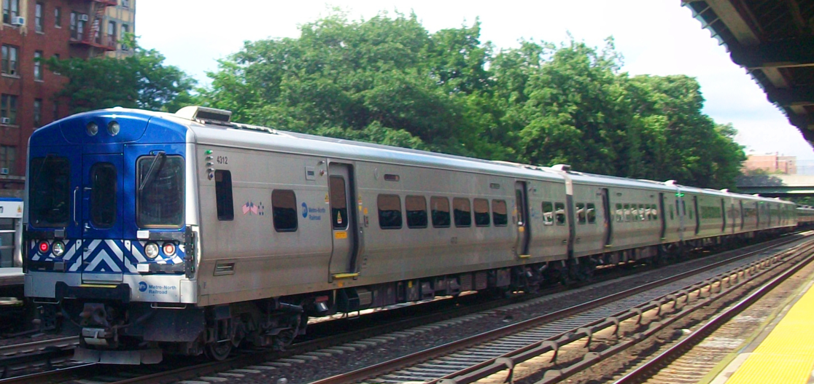 M7 in July 2009 on the Harlem Line at Botanical Garden station, Bronx