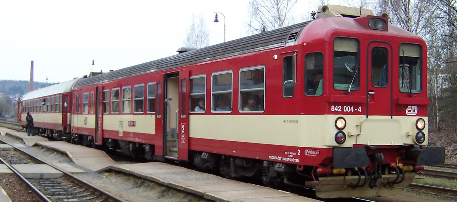 842 004 in April 2006 with an additional passenger car in Príbram