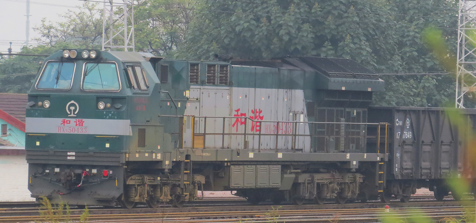 HXN5 in September 2015 with a freight train