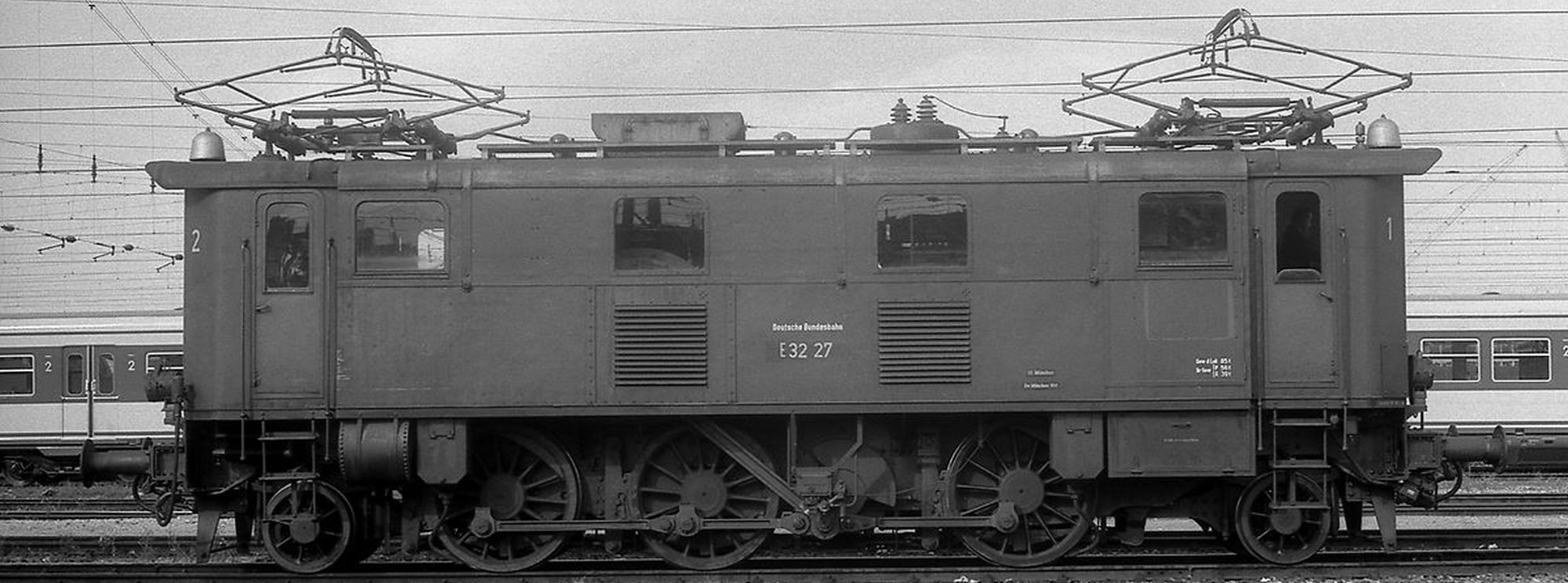E 32 27 mit alter Nummer im Oktober 1971 in München