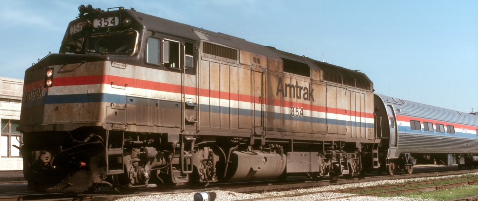 Dirty Amtrak F40PH in 1989 in Joliet, Illinois