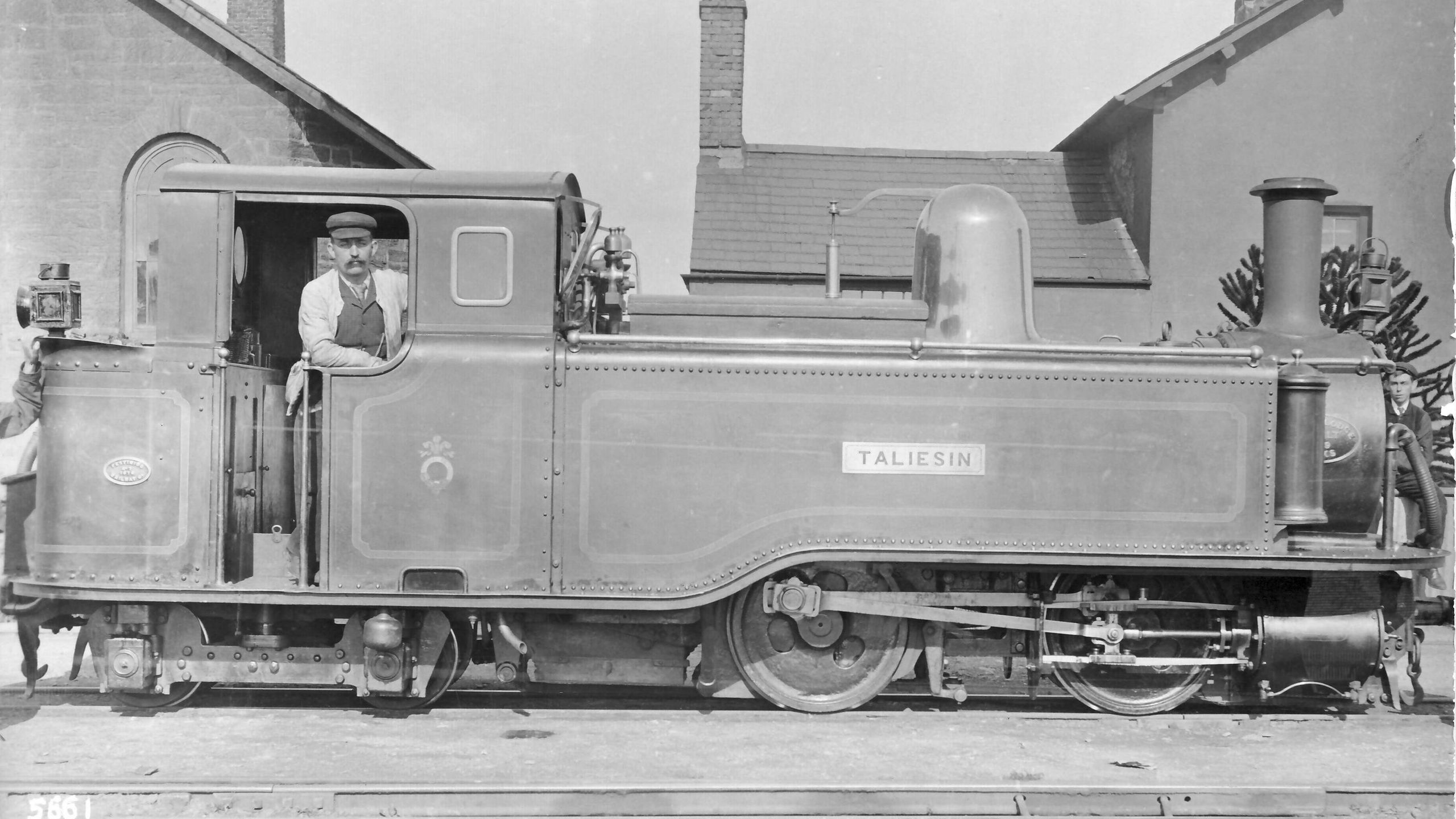 Photo around 1900 with closed cab