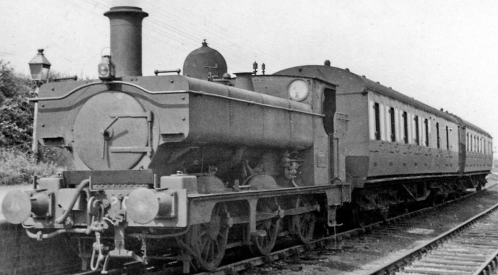 No. 2080 with remote control in front of an “auto-train” in July 1948 at Berkeley Road station, Gloucestershire