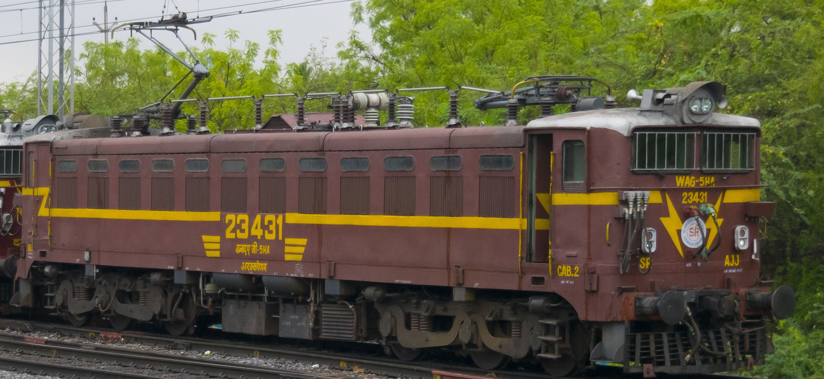 Nr. 23431 vor einer zweiten WAG-5 im Mai 2016 nahe dem Bahnhof Kazipet Junction, Telangana