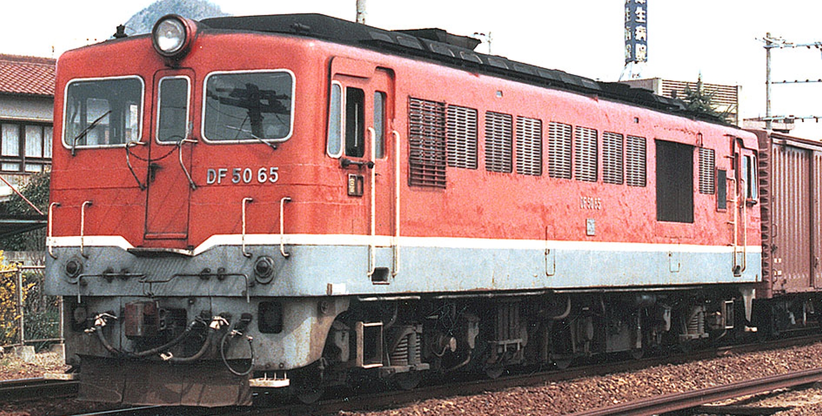 DF50 65 in 1982 in front of a freight train