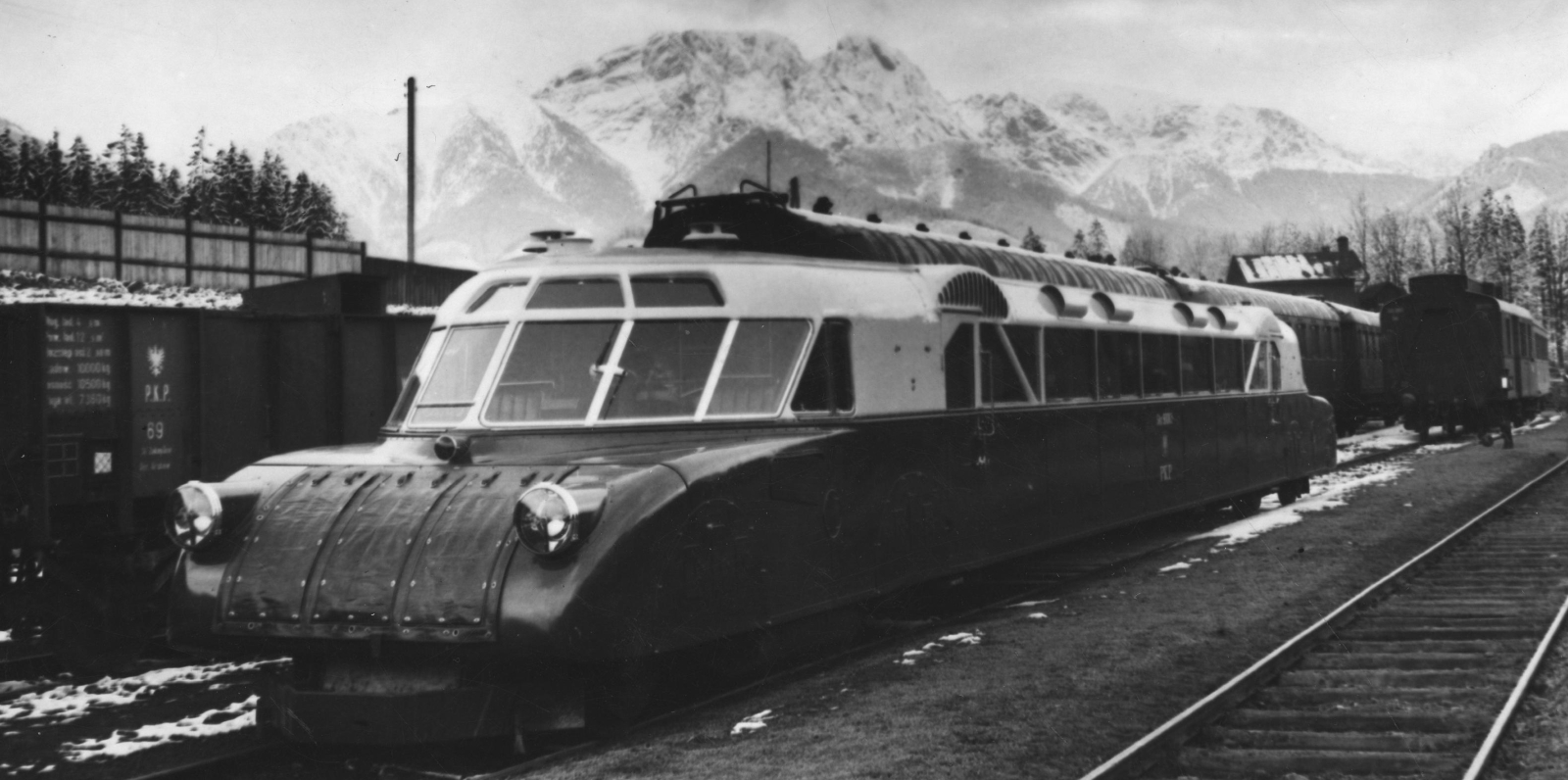 Luxtorpeda in 1936 in Zakopane in front of the 1,895 m () high Giewont