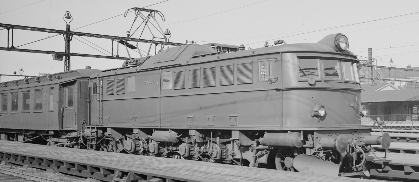 An El 8 in March 1948 with a passenger train