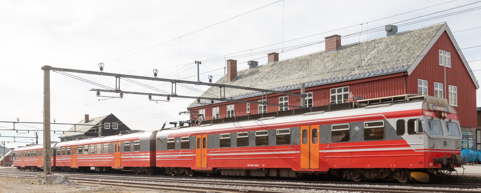 Three-car train in Finse on the Bergen Railway in September 2018