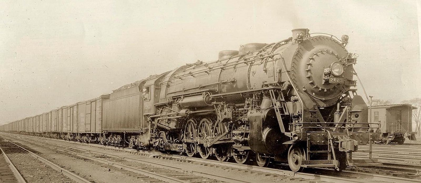 L-2c Nr. 2823 mit einem langen Güterzug bestehend aus Boxcars