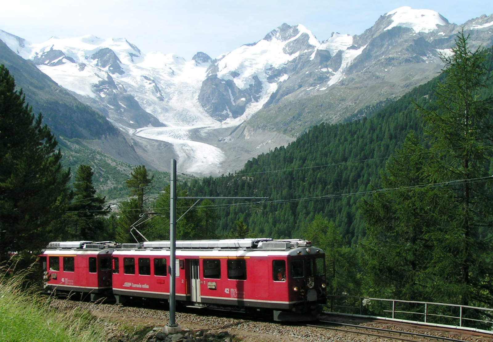 Two ABe 4/4 II in August 2004 on the Bernina Railway in front of the Morteratsch Glacier