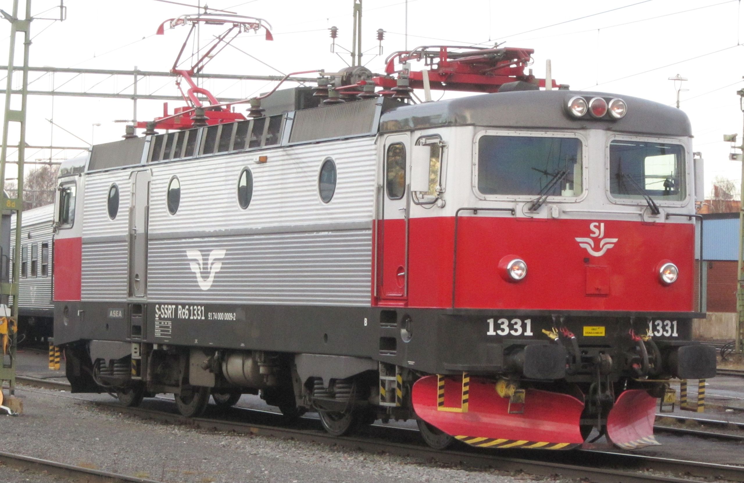 Rc6 1331 in silver-red livery in December 2011 at Luleå