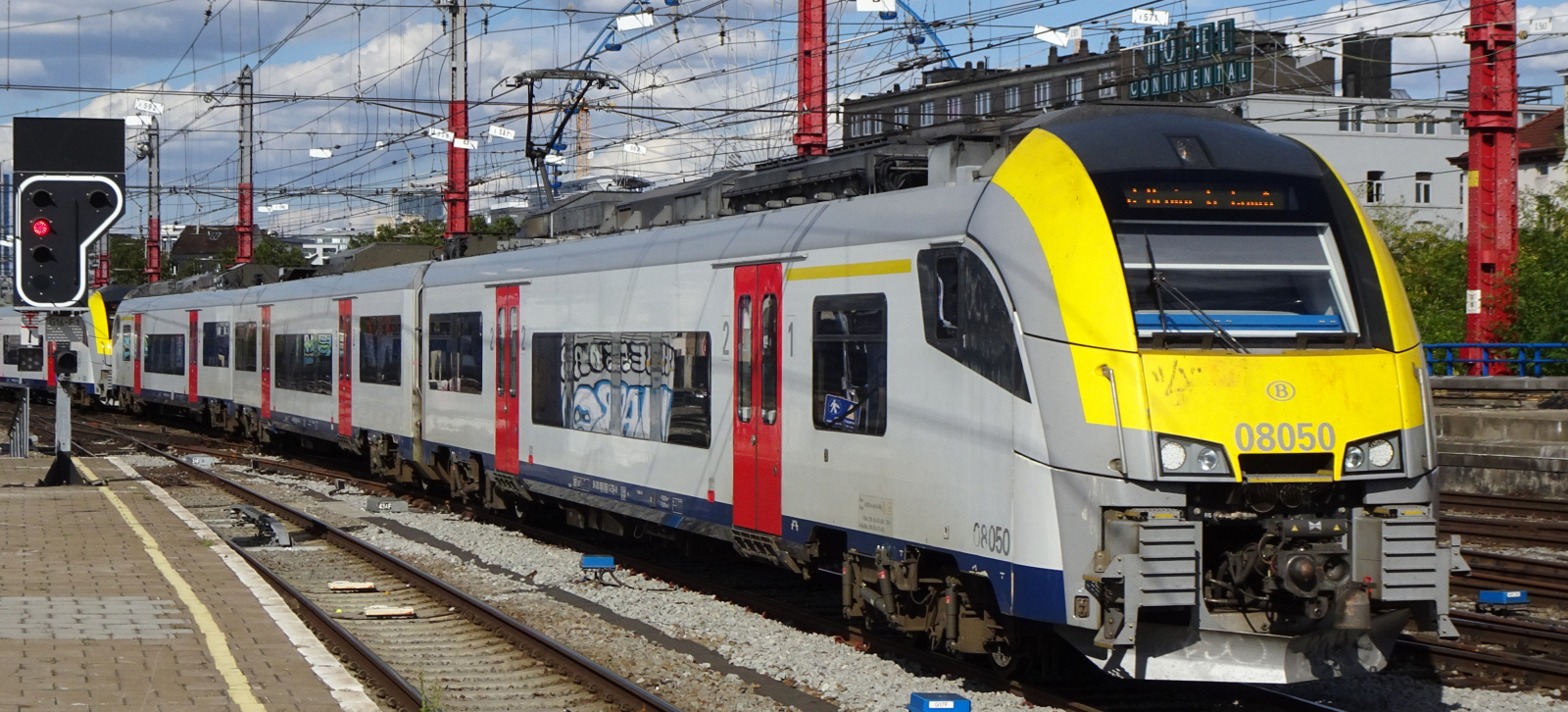 AM 08 050 in August 2018 entering Brussels Midi train station