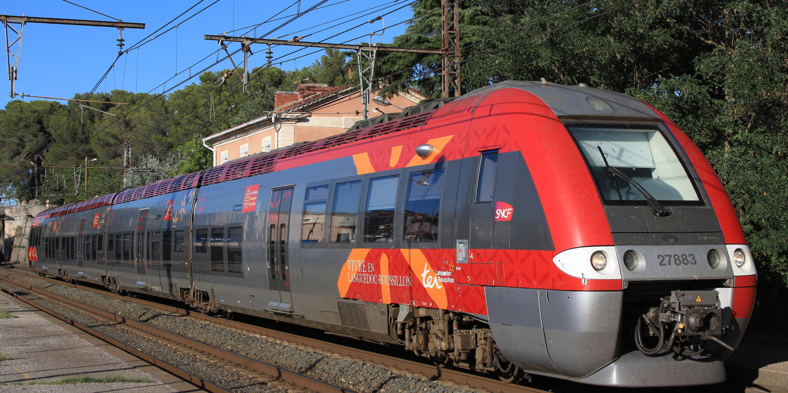 Z 27883 of the TER Languedoc-Roussillon in July 2013 in Milhaud