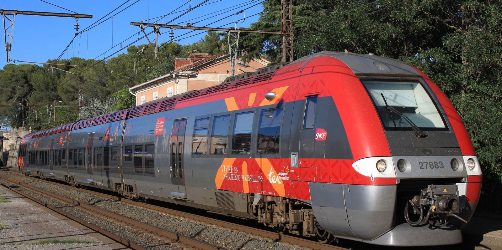 Z 27883 der TER Languedoc-Roussillon im Juli 2013 in Milhaud