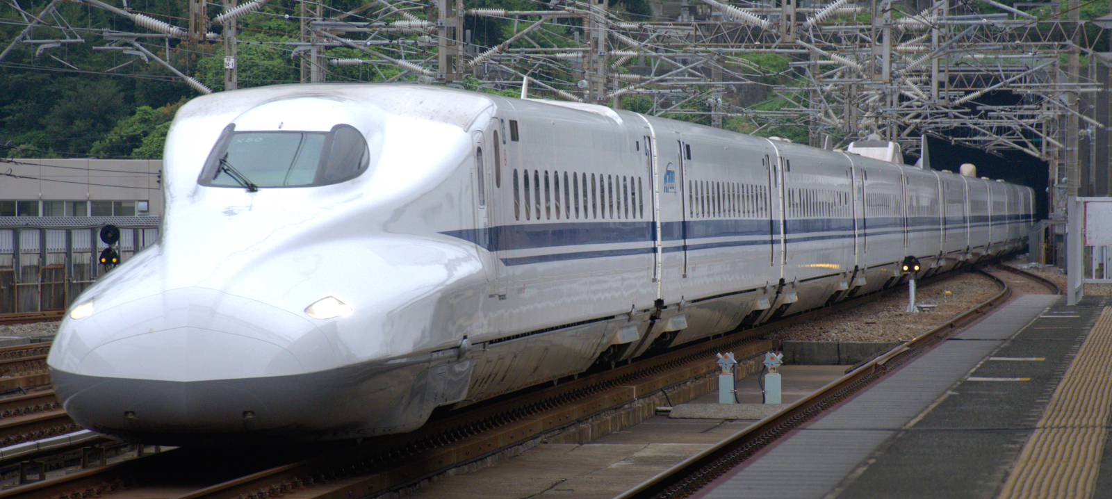 Shinkansen N700 der Serie 2000 bei der Durchfahrt durch den Bahnhof Shin-Shimonoseki im September 2014