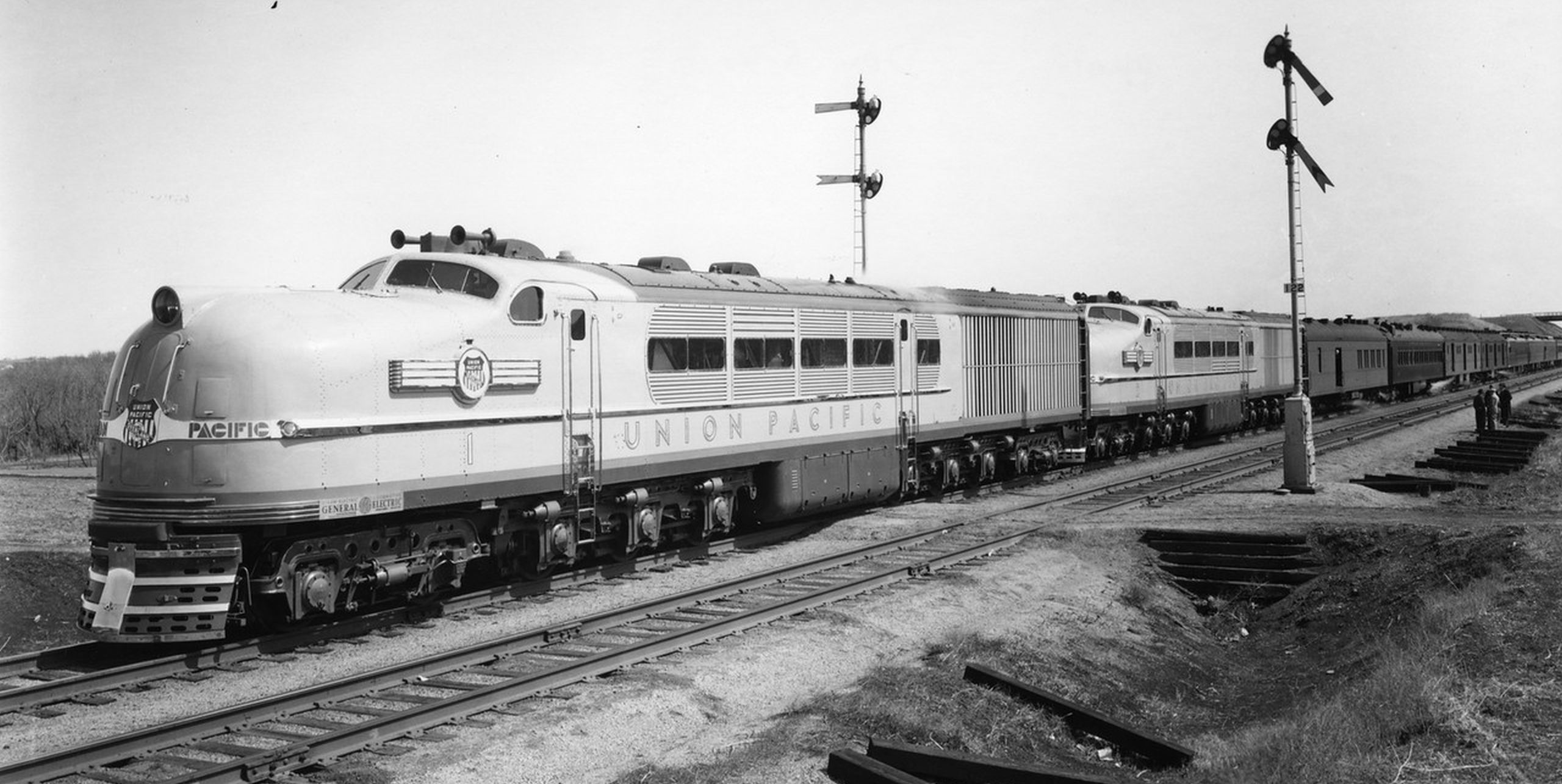 Both units in UP livery coupled together elephant style