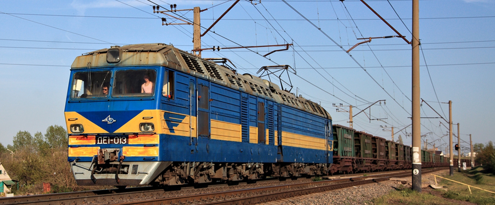 ДЭ1-013 in 2013 with a freight train