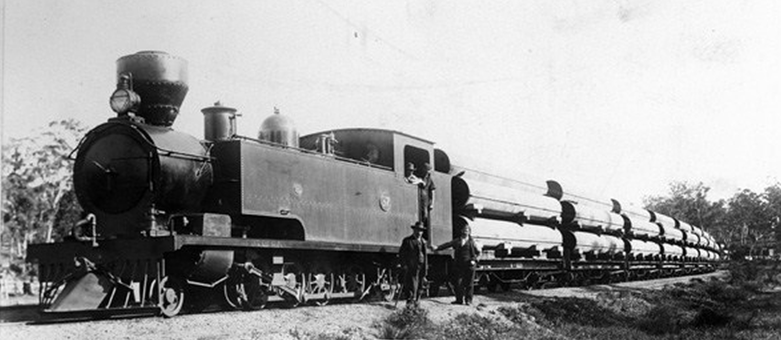 A class K member, probably K37, around 1902 in front of a train with water pipes
