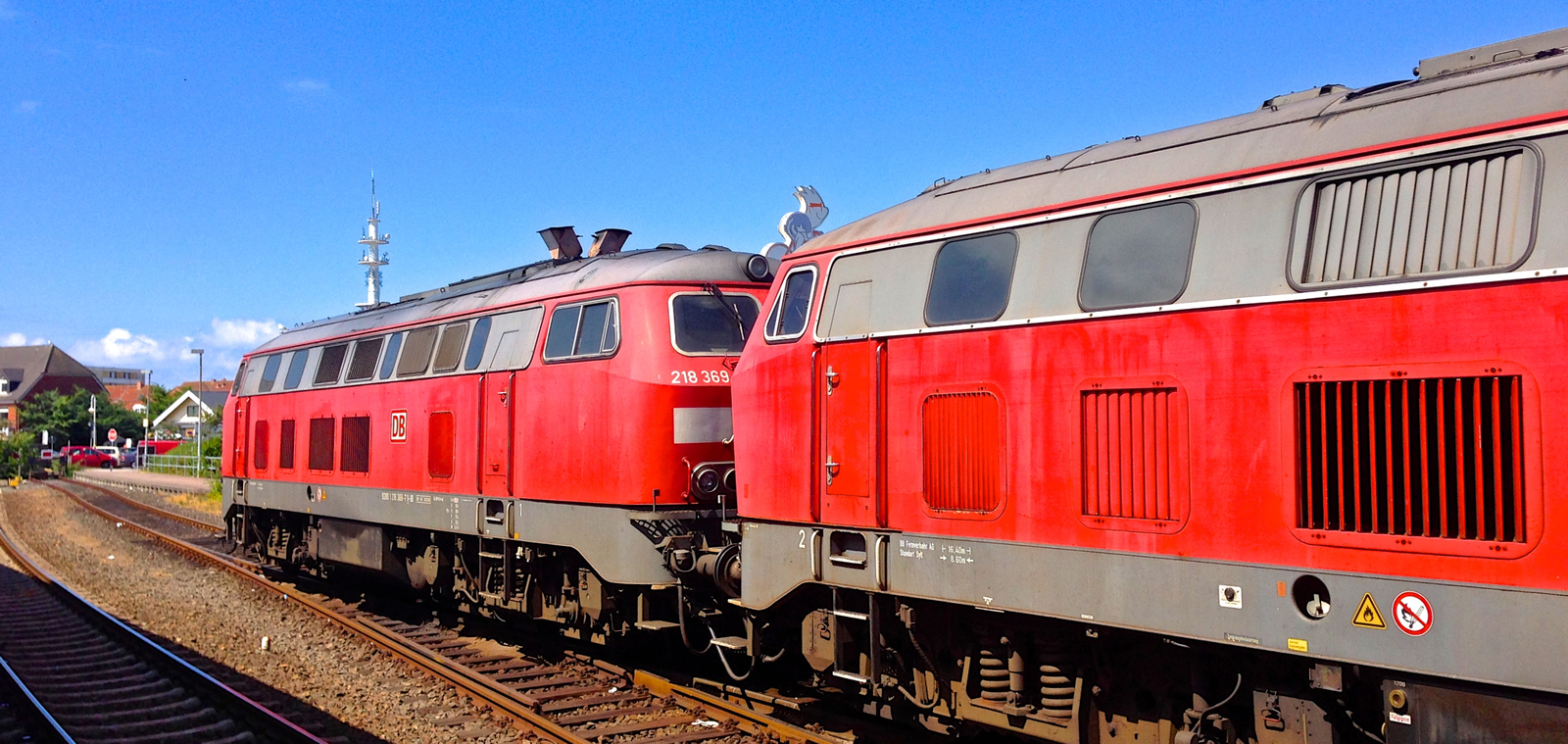 Two traffic red 218s in June 2014 in front of the Sylt shuttle