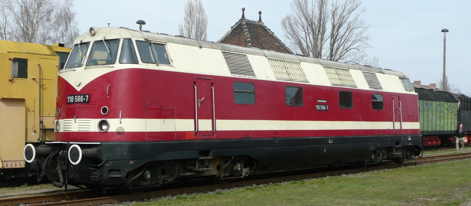 The preserved 118 586 in the original Reichsbahn livery in April 2016 in the traditional depot Stassfurt