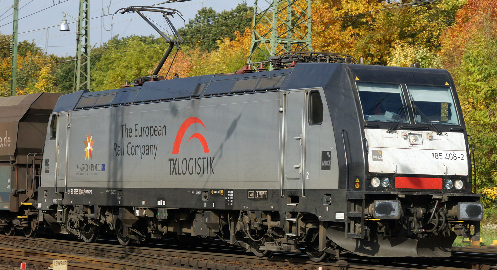Dispolok 185 408 (TRAXX F140 AC1) in service for TX Logistic in October 2005 near the Gremberg marshalling yard